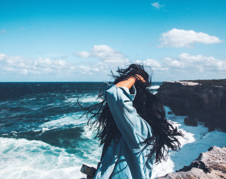 Photo d'une fille en bleu devant la mer
